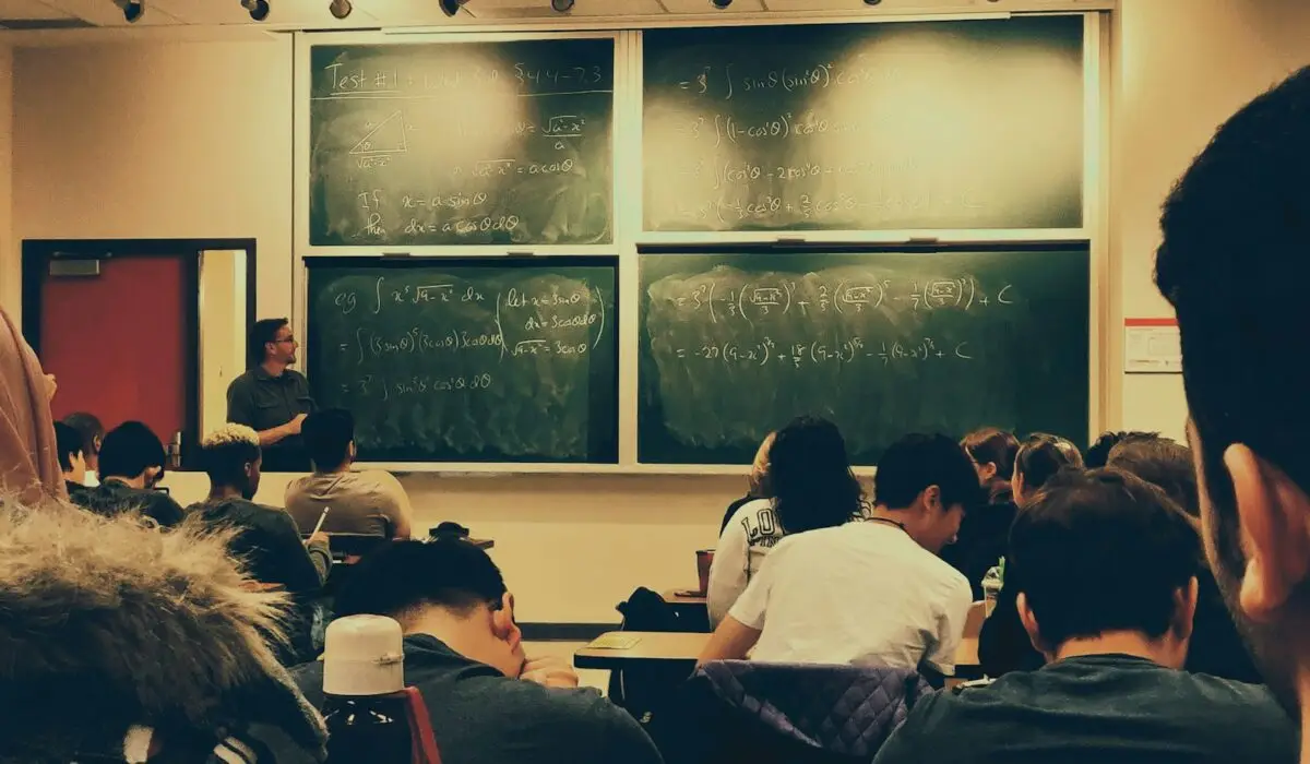 Estudante em sala de aula diante do quadro