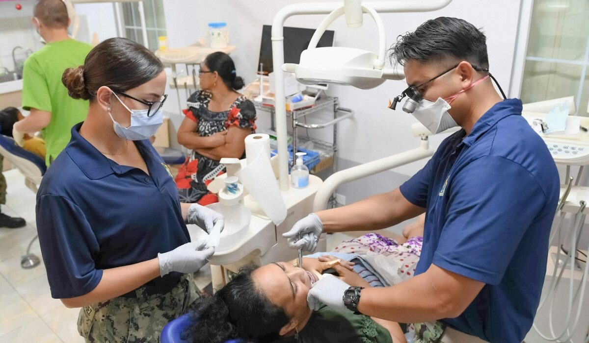 Equipe de saúde atendendo a comunidade em ação social