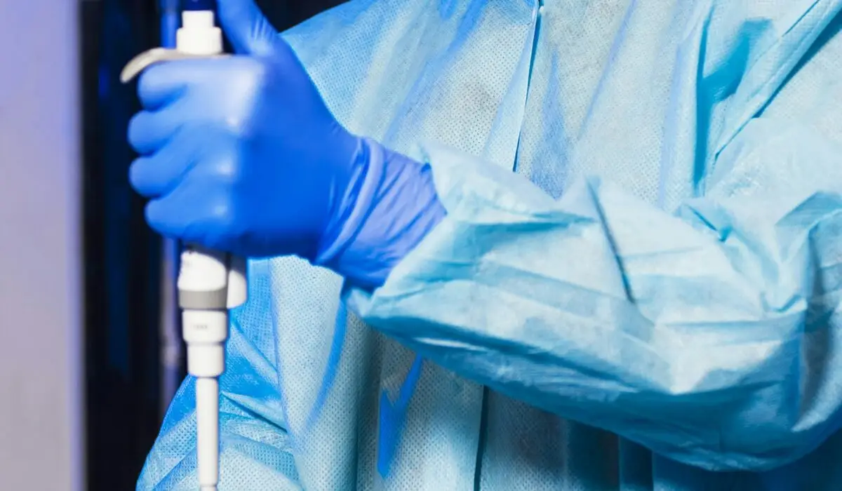 Cientista utilizando pipeta em laboratório de pesquisa