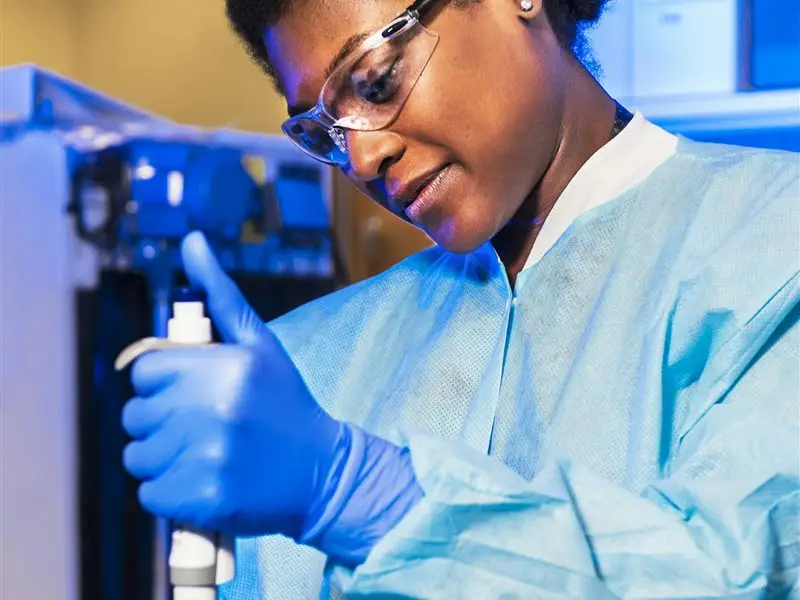 Pesquisadora preparando amostras em laboratório